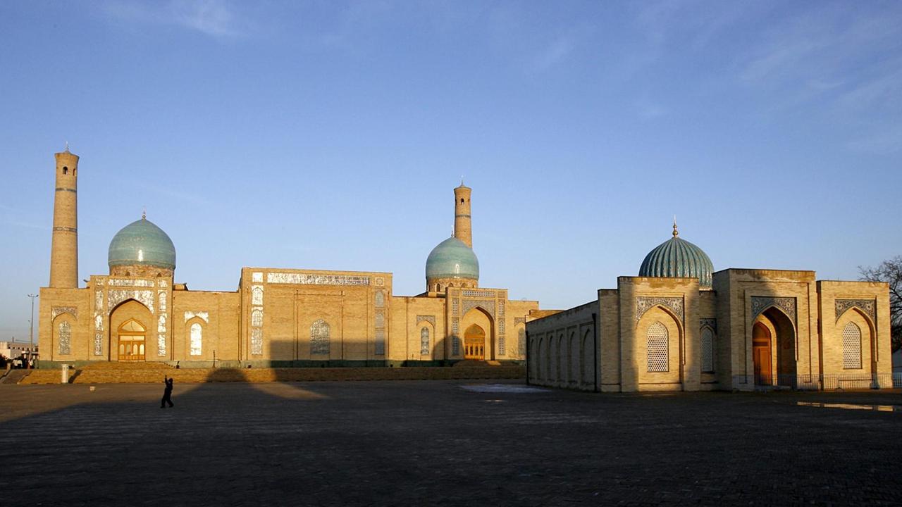 Eine aufwändig restaurierte Moschee und Koranschule in Taschkent, der Hauptstadt von Usbekistan.