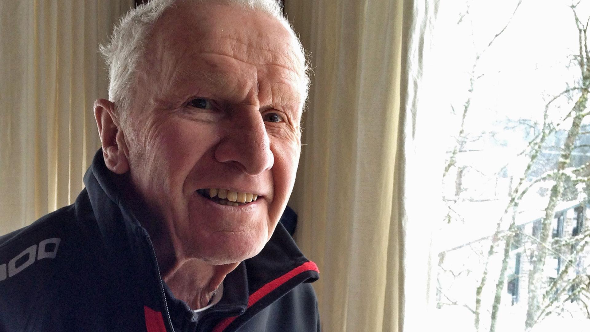 Der ehemalige Skifahrer Hans-Peter Lanig, geboren 1935, ist siebenfacher Deutscher Meister. Bei den Olympischen Winterspielen 1960 gewann er die Silbermedaille in der Abfahrt. Der ehemalige Skifahrer Hans-Peter Lanig, geboren 1935, ist siebenfacher Deutscher Meister. Bei den Olympischen Winterspielen 1960 gewann er die Silbermedaille in der Abfahrt.