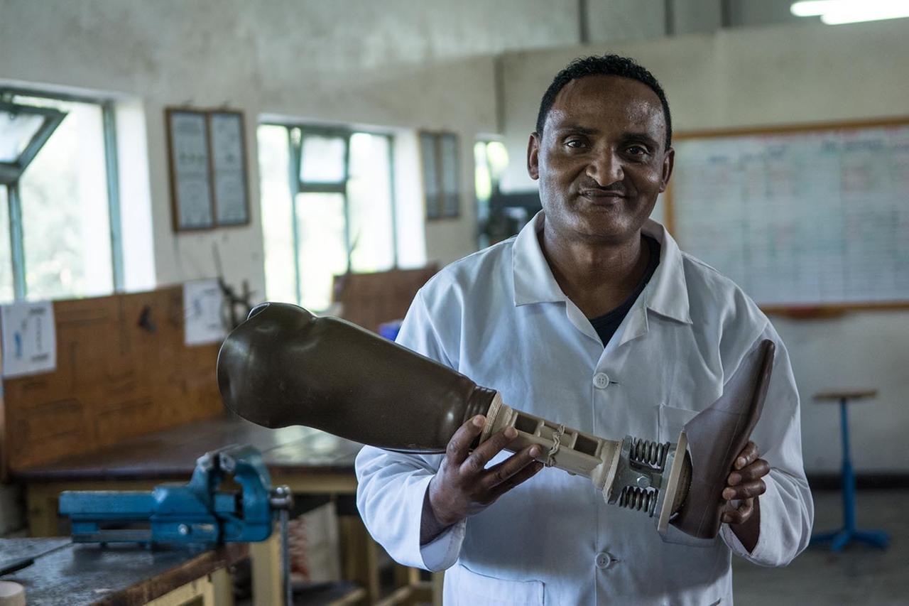 Ein Mann zeigt eine Prothese Äthiopien