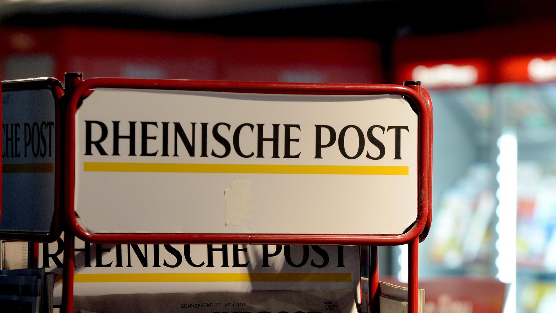 Ein Zeitungsständer der Rheinischen Post steht am 27.06.2013 in Düsseldorf (Nordrhein-Westfalen) im Flughafen. Die Rheinische Post Mediengruppe verkauft ihr Geschäft in Tschechien an den Milliardär Babis. Das teilten das Düsseldorfer Medienhaus und die Agrofert Holding des tschechischen Investors mit.