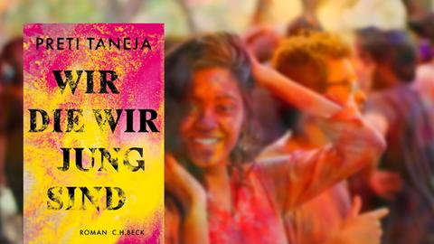 Das Buchcover des Romans "Wir, die wir jung sind" von Preti Taneja liegt auf einem Hintergrundfoto, das junge Leute bei einem Fest in Indien zeigt. Sie haben sich mit Farbpulver beworfen.