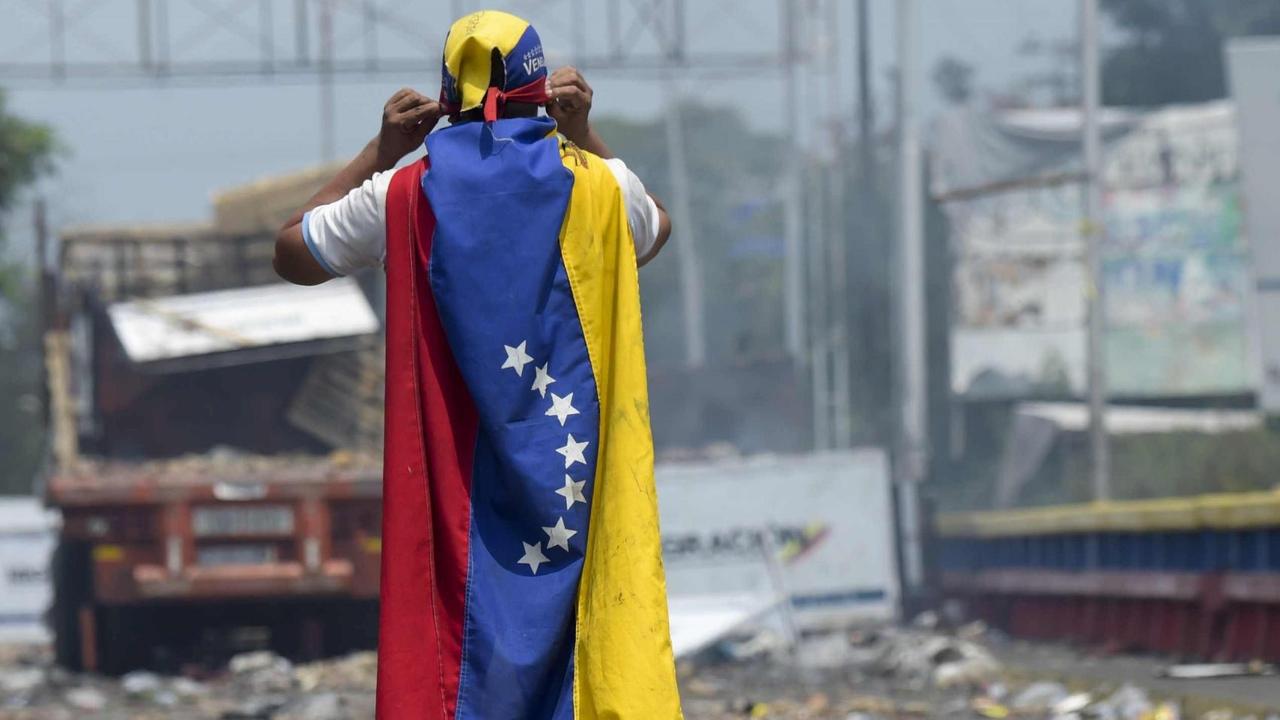 Ein Demonstrant auf der Francisco de Paula Santander Brücke in Urena, Venezuela, an der Grenze zu Kolumbien, nach der von Präsident Nicolas Maduro angeordneten Schließung der Grenze Ein Demonstrant auf der Francisco de Paula Santander Brücke in Urena, Venezuela, an der Grenze zu Kolumbien, nach der von Präsident Nicolas Maduro angeordneten Schließung der Grenze