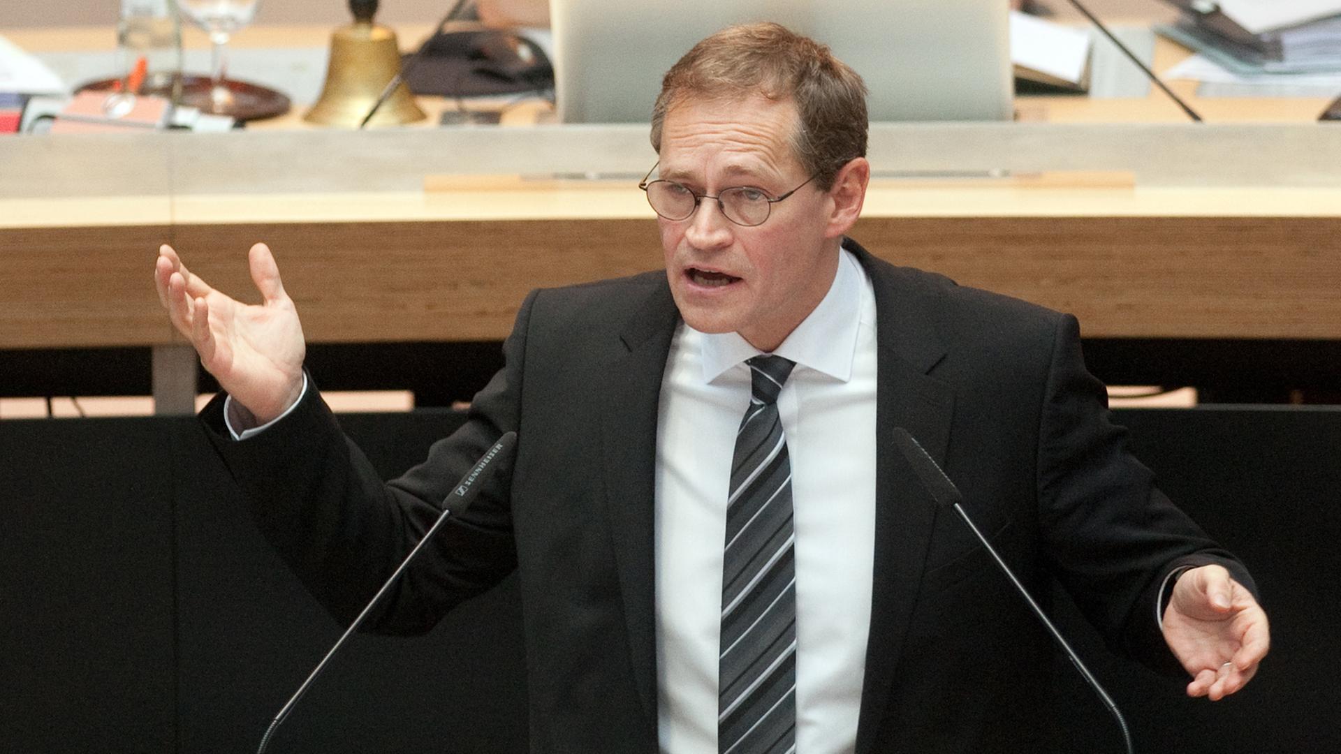 Der Regierende Bürgermeister von Berlin, Michael Müller (SPD), spricht am 10.12.2015 in Berlin im Abgeordnetenhaus. Der Regierende Bürgermeister von Berlin, Michael Müller (SPD), spricht am 10.12.2015 in Berlin im Abgeordnetenhaus.