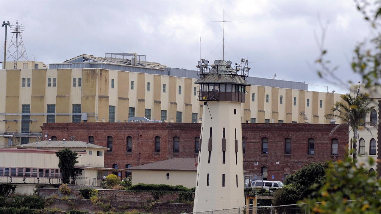 Wachturm und Außenmauern des staatlichen Gefängnisses San Quentin in Kalifornien Wachturm und Außenmauern des staatlichen Gefängnisses San Quentin in Kalifornien