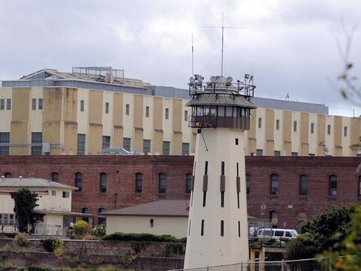 Wachturm und Außenmauern des staatlichen Gefängnisses San Quentin in Kalifornien