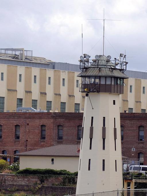 Wachturm und Außenmauern des staatlichen Gefängnisses San Quentin in Kalifornien