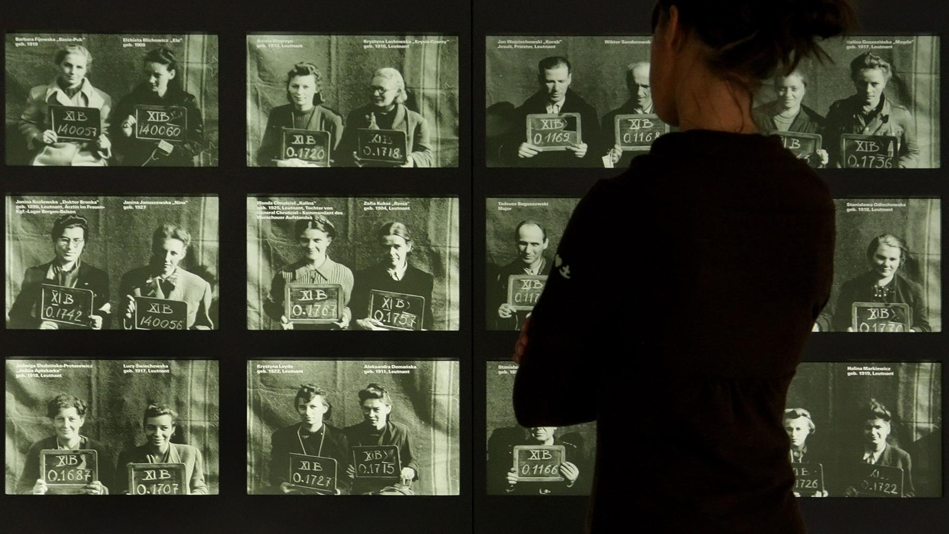 Ausstellung in der Gedenkstätte Bergen-Belsen: Die Fotos zeigen weibliche Offiziere – Kriegsgefangene aus dem Warschauer Aufstand. Die Fotos wurden im Oktober 1944 im Lager Fallingbostel, Niedersachsen aufgenommen.