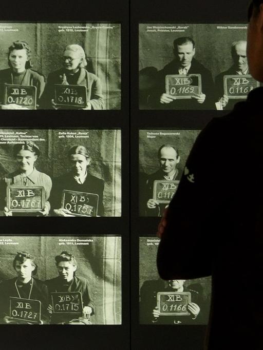 Ausstellung in der Gedenkstätte Bergen-Belsen: Die Fotos zeigen weibliche Offiziere – Kriegsgefangene aus dem Warschauer Aufstand. Die Fotos wurden im Oktober 1944 im Lager Fallingbostel, Niedersachsen aufgenommen.