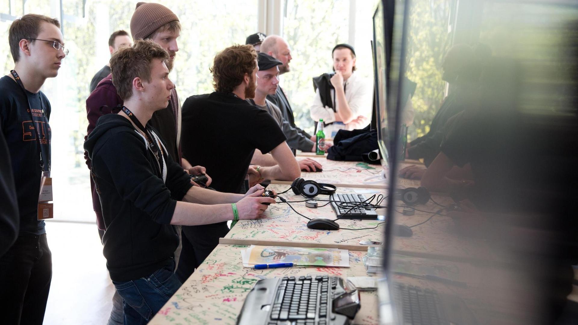 Zahlreiche Teilnehmer der Games Week testen neue Spiele am 21.04.2015 im Kino International in Berlin Zahlreiche Teilnehmer der Games Week testen neue Spiele am 21.04.2015 im Kino International in Berlin