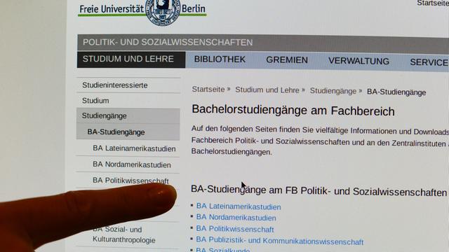 Eine Studentin informiert sich an einem Computer über die Bachelorstudiengänge am Fachbereich Politik- und Sozialwissenschaften an der Freien Universität in Berlin.