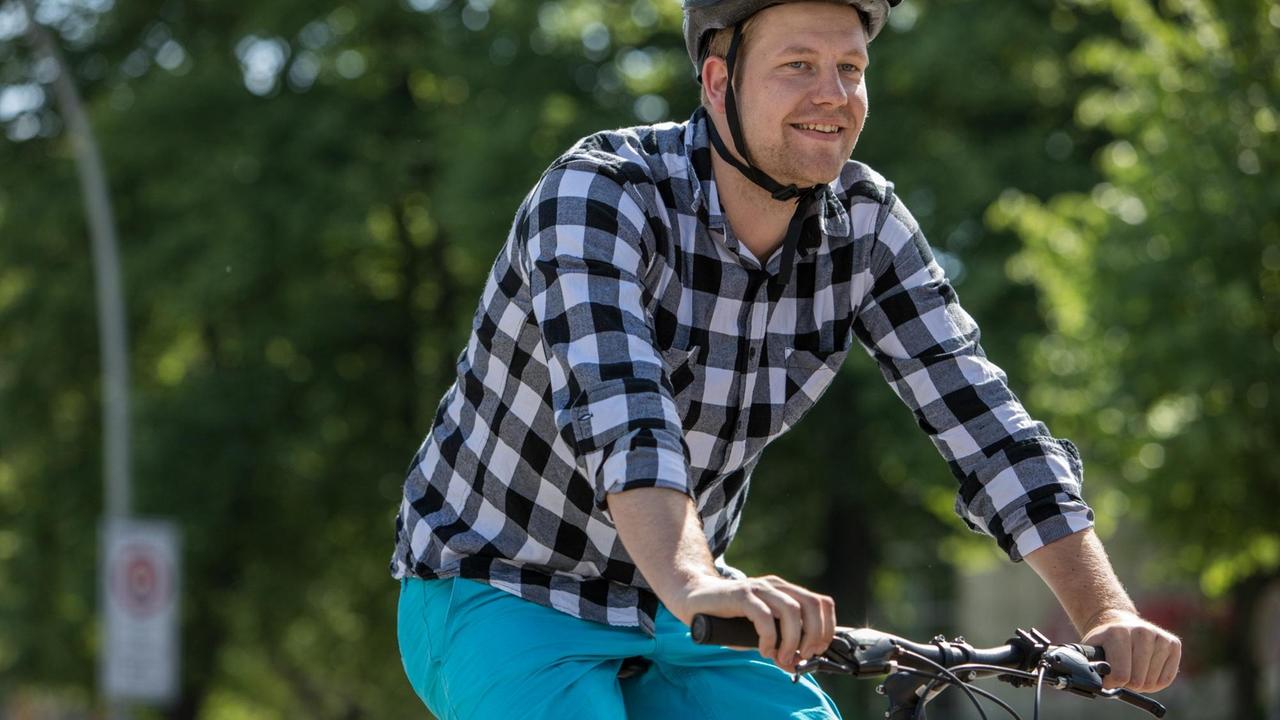 ILLUSTRATION - Ein junger Mann faehrt am 22.05.2018 in Hamburg mit einem Fahrrad durch die Stadt (gestellte Szene). Foto: Christin Klose | Verwendung weltweit ILLUSTRATION - Ein junger Mann faehrt am 22.05.2018 in Hamburg mit einem Fahrrad durch die Stadt (gestellte Szene). Foto: Christin Klose | Verwendung weltweit