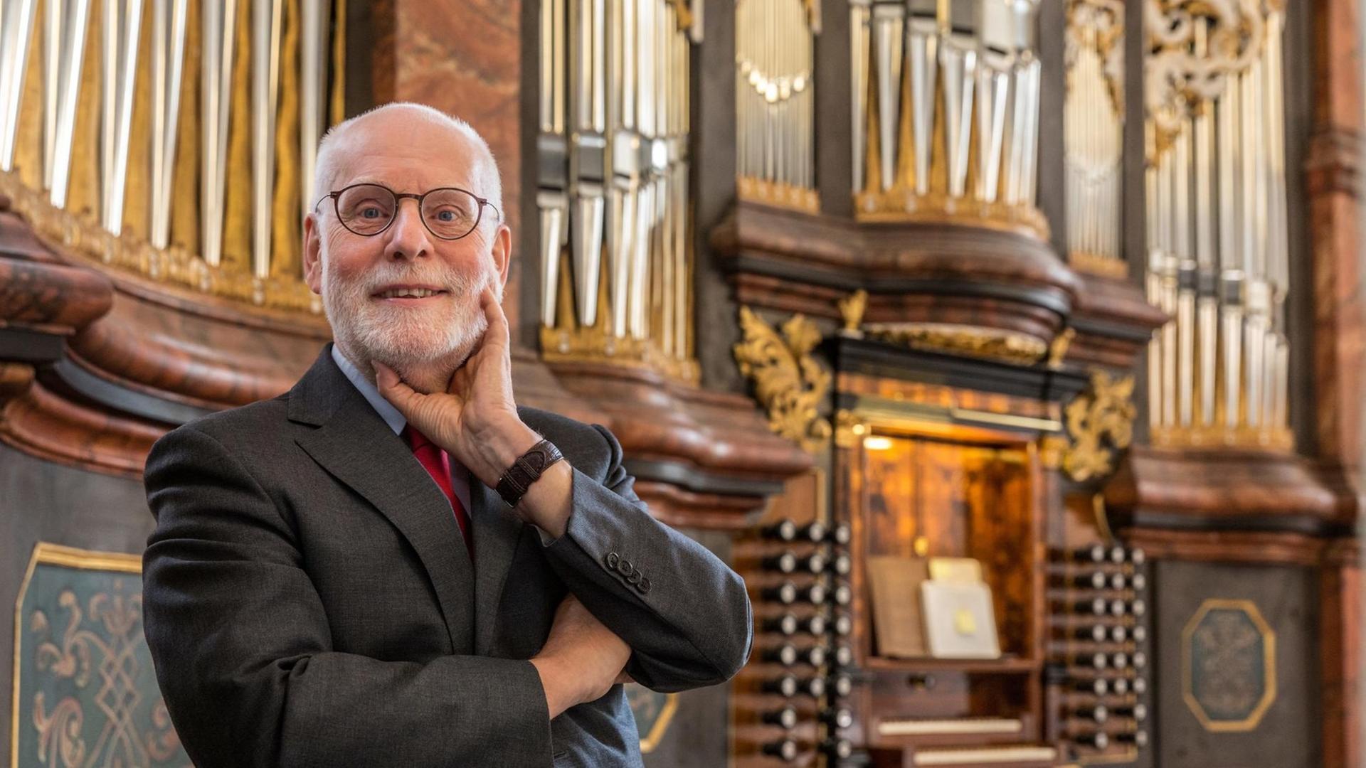 Der Organist Ton Koopman steht am 14.06.2014 zu Beginn seines Konzertes in der Kreuzkirche Suhl in Thüringen vor der Eilert-Köhler-Orgel.