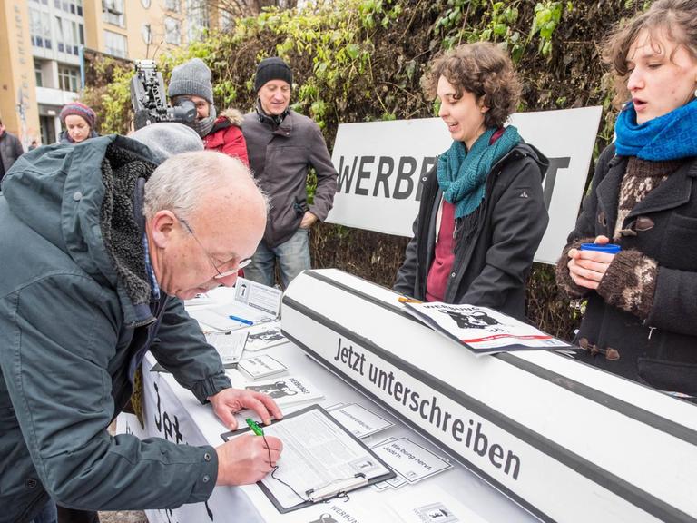 Die Initiative Berlin Werbefrei sammel Unterschriften für ihr Anliegen.