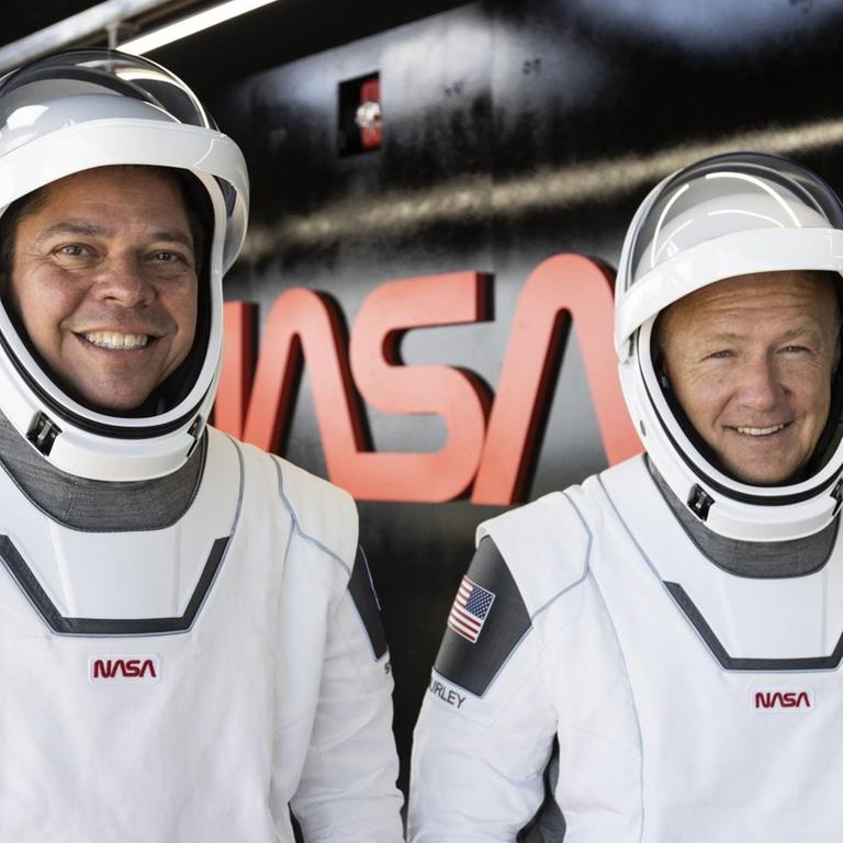Die Astronauten Robert Behnken and Douglas Hurley vor dem bemannten Testflug des "Crew Dragon"