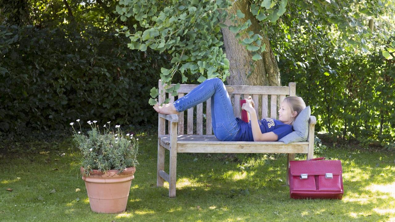 Zwoelfjaehriges Maedchen mit Europa T-Shirt im Garten. Duelmen, Deutschland. 11.08.2014. MODEL RELEASE vorhanden. Duelmen Deutschland PUBLICATIONxINxGERxSUIxAUTxONLY Copyright: xUtexGrabowskyxx Girl with Europe T Shirt in Garden Duelmen Germany 11 08 2014 Model Release AVAILABLE Duelmen Germany PUBLICATIONxINxGERxSUIxAUTxONLY Copyright xUtexGrabowskyxx Zwoelfjaehriges Maedchen mit Europa T-Shirt im Garten. Duelmen, Deutschland. 11.08.2014. MODEL RELEASE vorhanden. Duelmen Deutschland PUBLICATIONxINxGERxSUIxAUTxONLY Copyright: xUtexGrabowskyxx Girl with Europe T Shirt in Garden Duelmen Germany 11 08 2014 Model Release AVAILABLE Duelmen Germany PUBLICATIONxINxGERxSUIxAUTxONLY Copyright xUtexGrabowskyxx