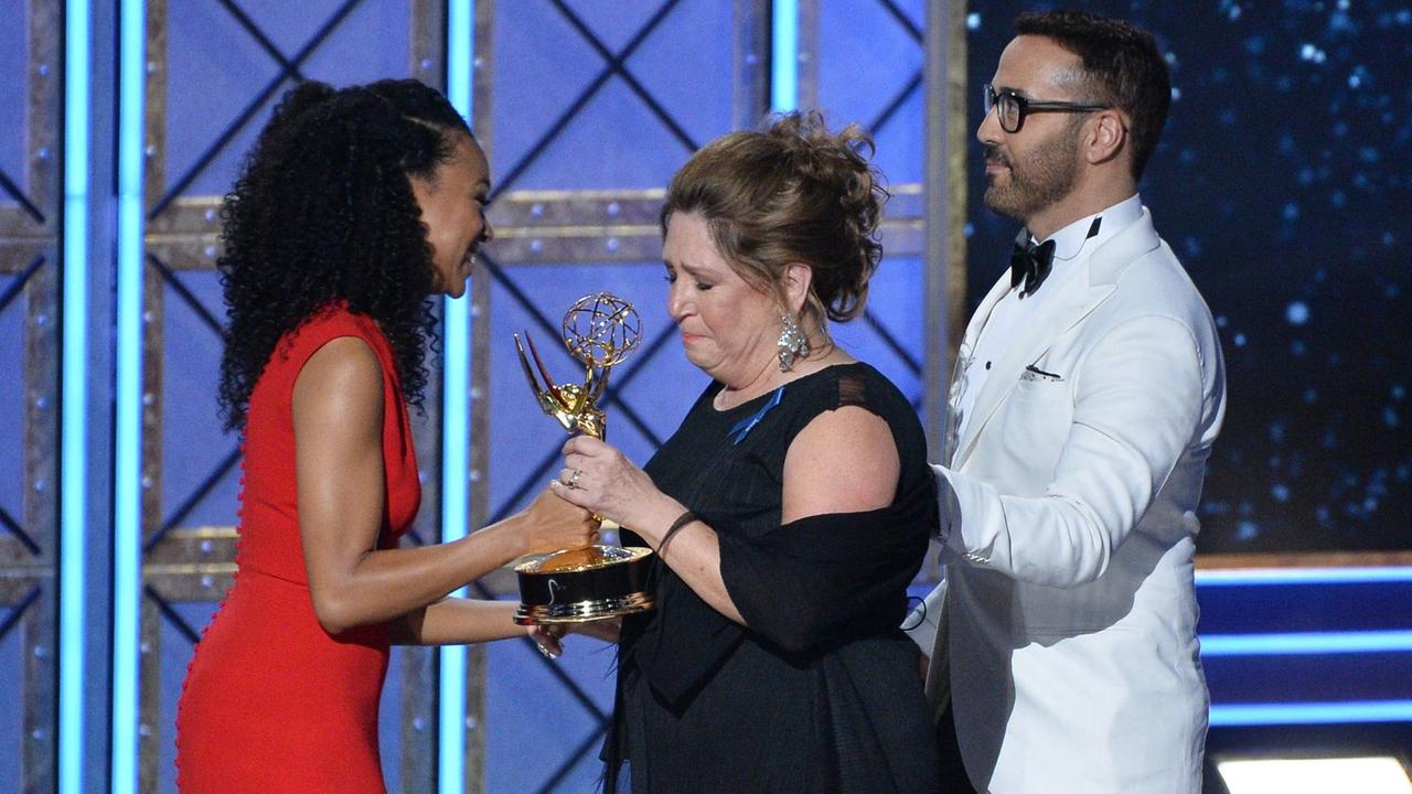 Sonequa Martin-Green und Jeremy Piven überreichen Ann Dowd den Emmy für ihre Nebenrolle in "The Handmaid's Tale". Sonequa Martin-Green und Jeremy Piven überreichen Ann Dowd den Emmy für ihre Nebenrolle in "The Handmaid's Tale".