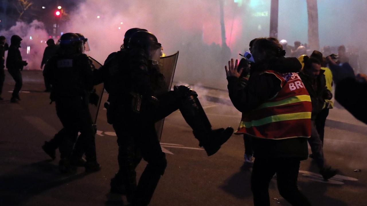 Polizisten und Gelbwesten-Demonstranten geraten bei einem Protest aneinander. In Frankreich haben Menschen erneut gegen die geplante Rentenreform gestreikt. Polizisten und Gelbwesten-Demonstranten geraten bei einem Protest aneinander. In Frankreich haben Menschen erneut gegen die geplante Rentenreform gestreikt.