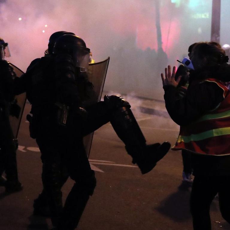 Polizisten und Gelbwesten-Demonstranten geraten bei einem Protest aneinander. In Frankreich haben Menschen erneut gegen die geplante Rentenreform gestreikt.