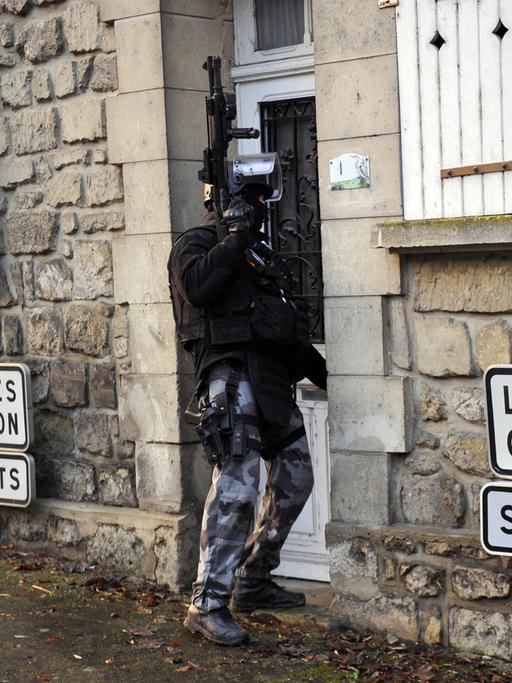 Zehntausende Sicherheitskräfte suchen im Norden Frankreichs nach den beiden Attentätern.