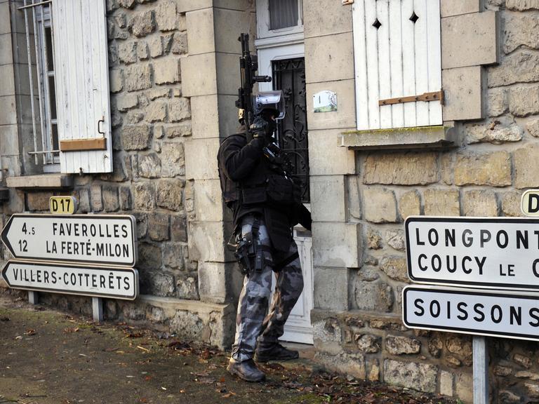 Zehntausende Sicherheitskräfte suchen im Norden Frankreichs nach den beiden Attentätern.
