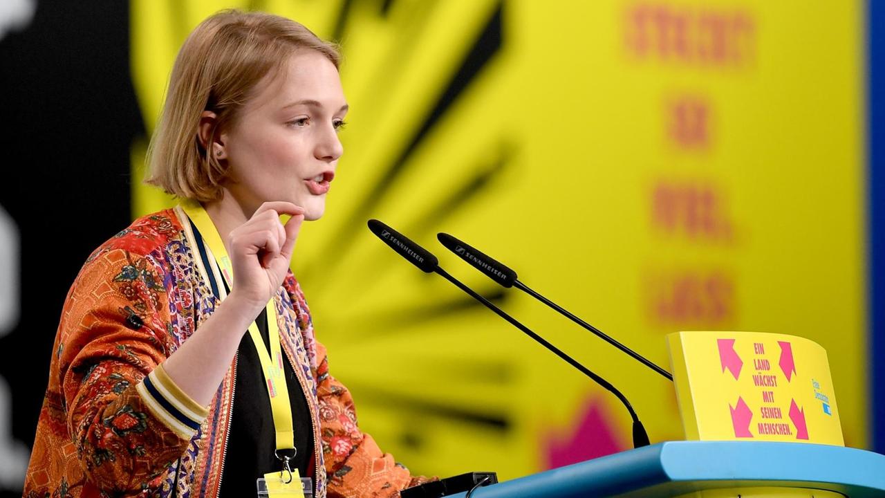 27.04.2019, Berlin: Ria Schröder, Bundesvorsitzende der Jungen Liberalen, spricht auf dem 70. FDP-Bundesparteitag. Foto: Britta Pedersen/dpa-Zentralbild/dpa | Verwendung weltweit 27.04.2019, Berlin: Ria Schröder, Bundesvorsitzende der Jungen Liberalen, spricht auf dem 70. FDP-Bundesparteitag. Foto: Britta Pedersen/dpa-Zentralbild/dpa | Verwendung weltweit