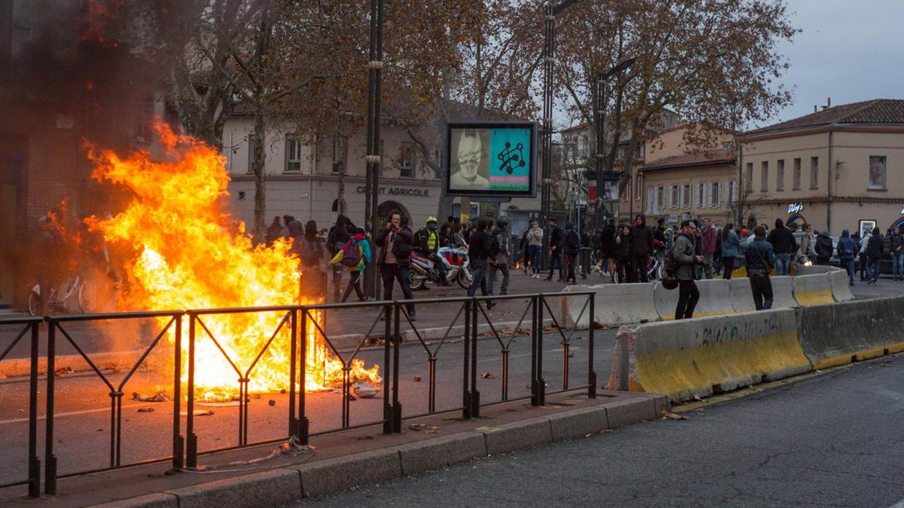 Müll und Barrikaden brennen am Rande der Proteste von Schülern am 6. Dezember 2018 in Toulouse. Müll und Barrikaden brennen am Rande der Proteste von Schülern am 6. Dezember 2018 in Toulouse.