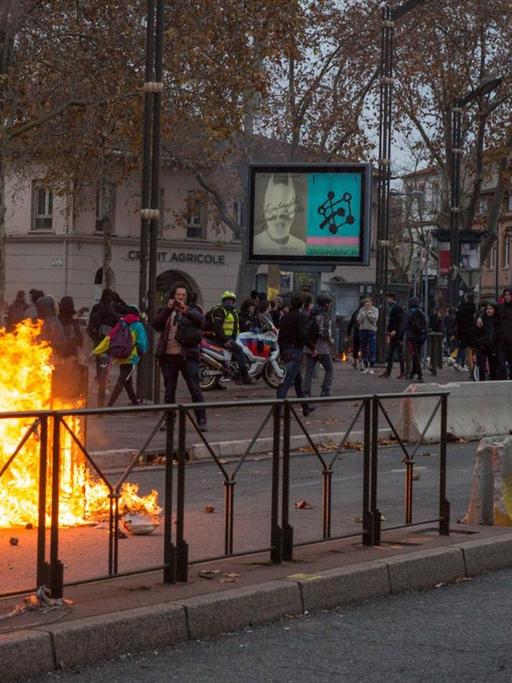 Müll und Barrikaden brennen am Rande der Proteste von Schülern am 6. Dezember 2018 in Toulouse.