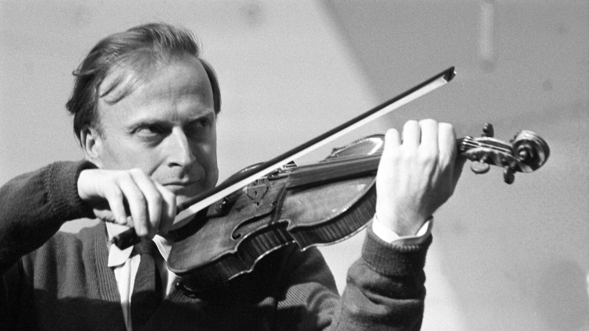 Der weltberühmte Geiger Yehudi Menuhin während eines Konzerts gemeinsam mit dem erweiterten Zürcher Kammerorchester am 30.03.1963 in der Jahrhunderthalle in Frankfurt-Höchst. Der weltberühmte Geiger Yehudi Menuhin während eines Konzerts gemeinsam mit dem erweiterten Zürcher Kammerorchester am 30.03.1963 in der Jahrhunderthalle in Frankfurt-Höchst.