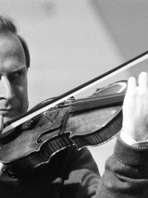 Der weltberühmte Geiger Yehudi Menuhin während eines Konzerts gemeinsam mit dem erweiterten Zürcher Kammerorchester am 30.03.1963 in der Jahrhunderthalle in Frankfurt-Höchst.