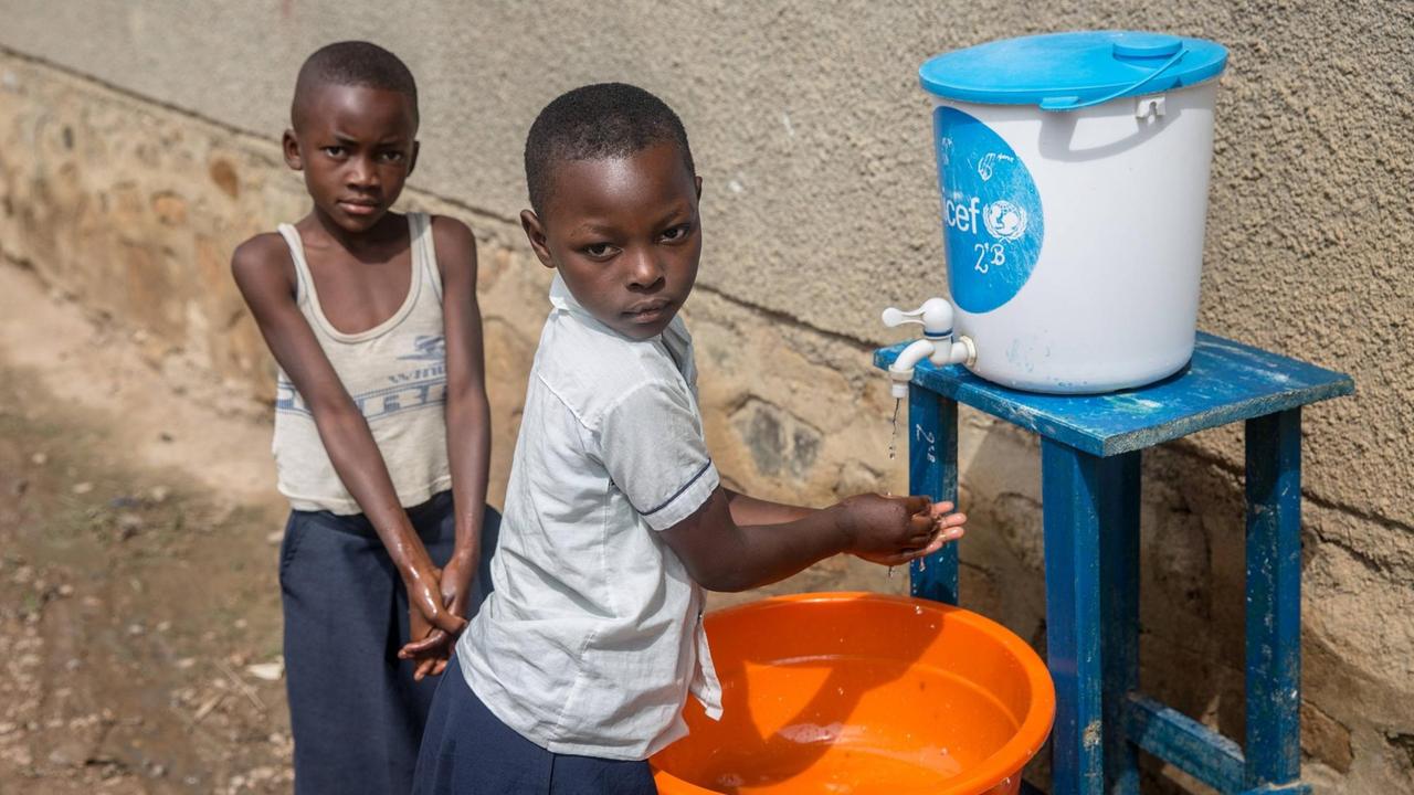 Warum Schutzmaßnahmen wie Händewaschen wichtig sind, das wissen im kongolesischen Beni viele Kinder nach der Ebola-Epidemie Warum Schutzmaßnahmen wie Händewaschen wichtig sind, das wissen im kongolesischen Beni viele Kinder nach der Ebola-Epidemie
