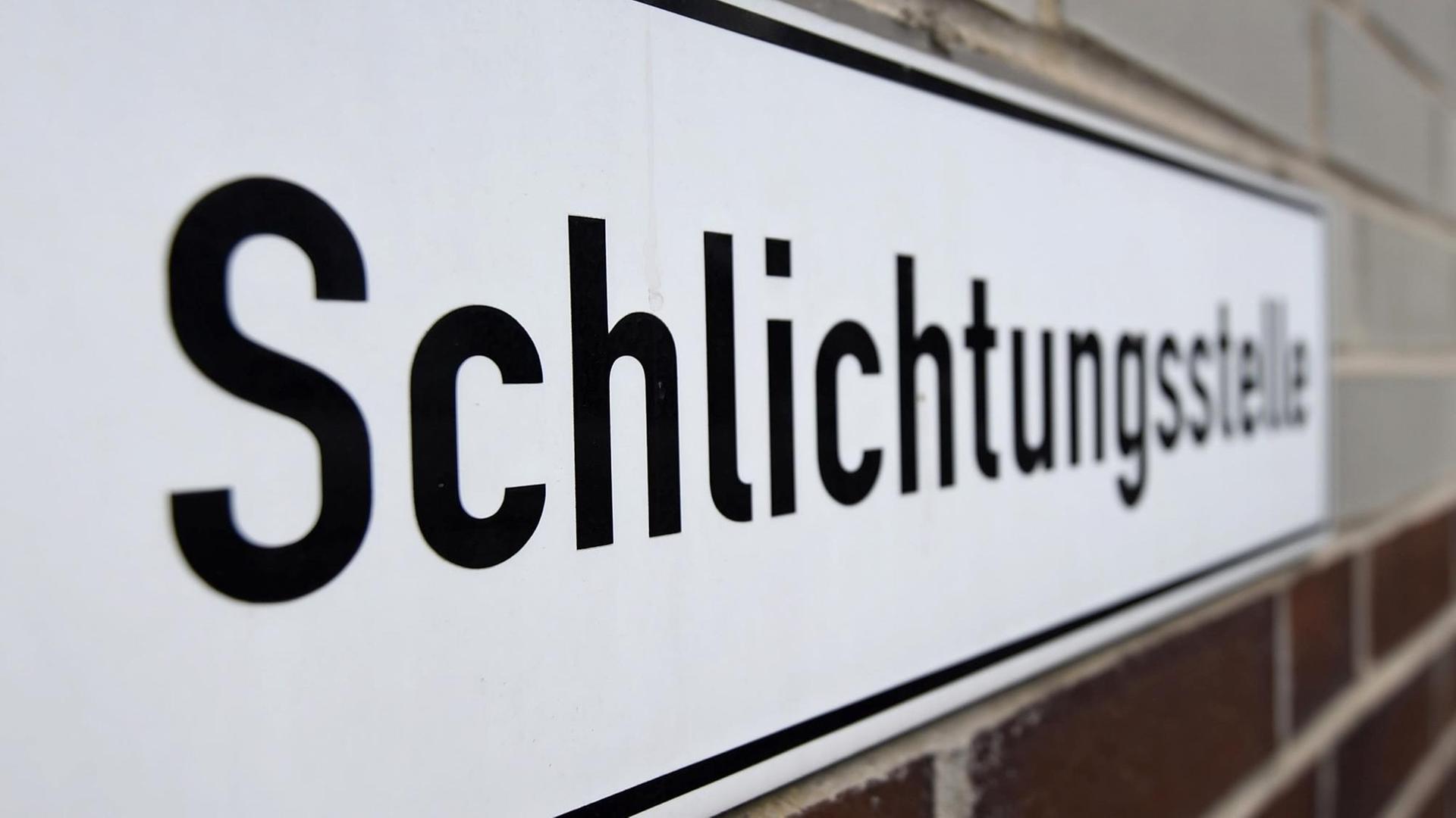 Ein Schild mit der Aufschrift "Schlichtungsstelle" aufgenommen vor der Schlichtungsstelle für Arzthaftpflichtfragen der norddeutschen Ärztekammern in Hannover (Niedersachsen)