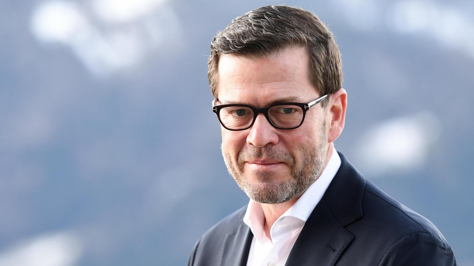 Der frühere Bundesminister Karl-Theodor zu Guttenberg (CSU) sitzt nach einem Interview, während des Ludwig-Erhard-Gipfels, am Tegernsee. Der frühere Bundesminister Karl-Theodor zu Guttenberg (CSU) sitzt nach einem Interview, während des Ludwig-Erhard-Gipfels, am Tegernsee.