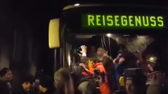 "Reisegenuss"? Flüchtlinge werden in Clausnitz von einem Mob bedrängt (18.02.2016)