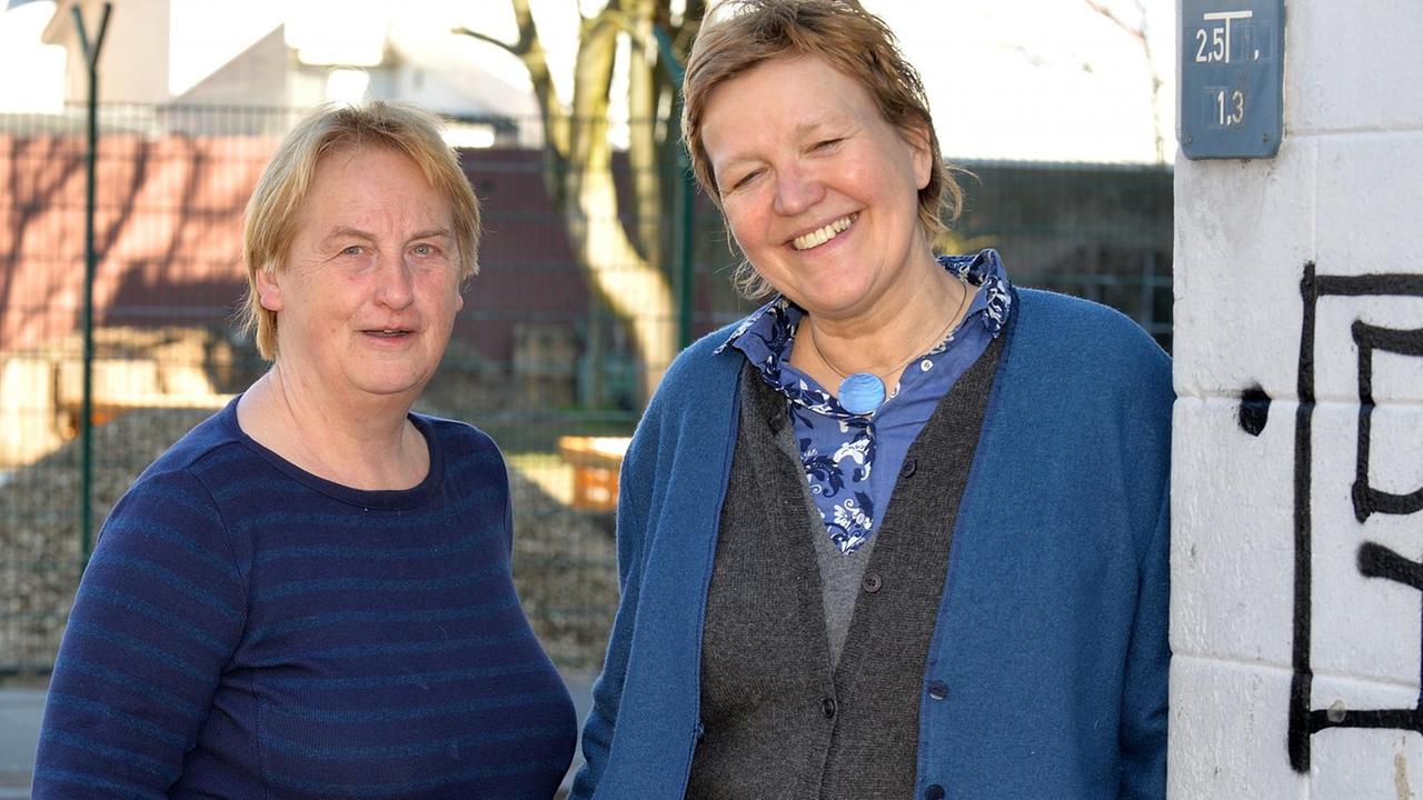 Marianne Siewert, ehrenamtliche Betreuerin eines Gartenprojekts (links), und Brigitte Hawelka, Quartiersmeisterin in Bremerhaven-Lehe