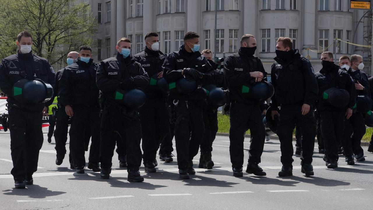 Polizeibeamte stehen vor Beginn einer Demonstration im Mai auf einer Kreuzung. Polizeibeamte stehen vor Beginn einer Demonstration im Mai auf einer Kreuzung.