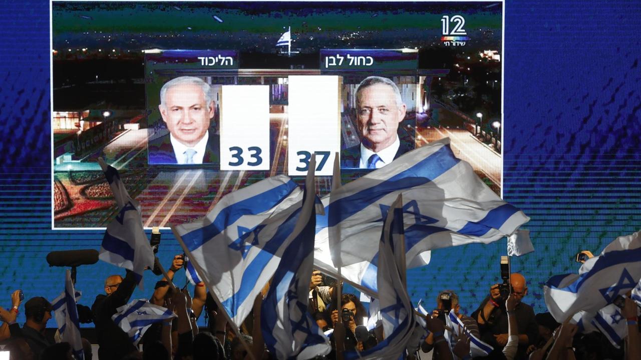 Anhänger des Bündnisses Blau-Weiß bei einer Wahlparty in Tel Aviv. Ein Fernsehsender sieht den ehemaligen Generalstabschef Gantz vor Regierungschef Netanjahu, das Rennen wird aber eng. Anhänger des Bündnisses Blau-Weiß bei einer Wahlparty in Tel Aviv. Ein Fernsehsender sieht den ehemaligen Generalstabschef Gantz vor Regierungschef Netanjahu, das Rennen wird aber eng.