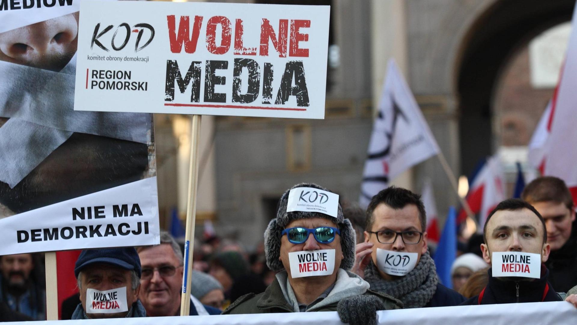 Gegner der Regierung in Polen demonstrieren gegen die neuen Pressegesetze. Gegner der Regierung in Polen demonstrieren gegen die neuen Pressegesetze.