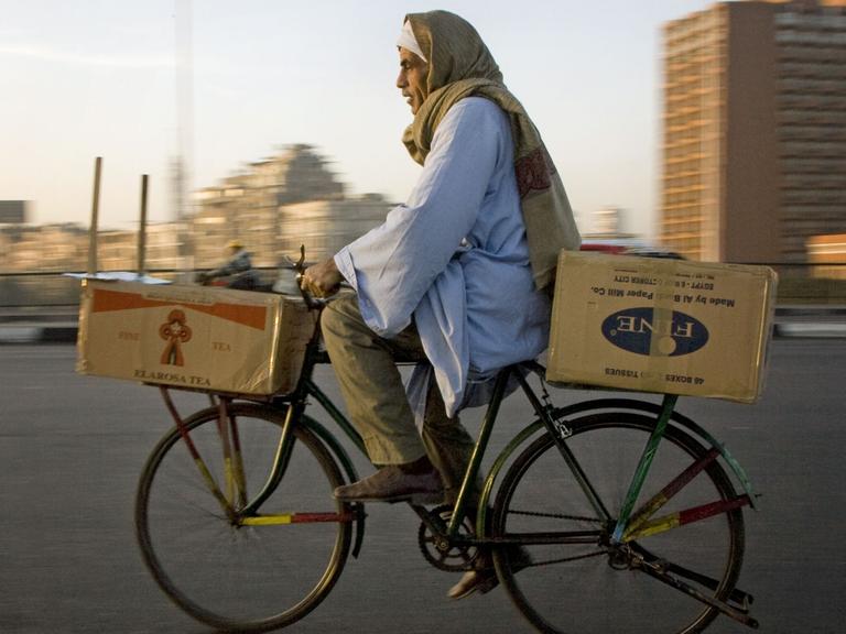 Radfahrer fährt über eine Nil-Brücke in der ägyptischen Hauptstadt Kairo.