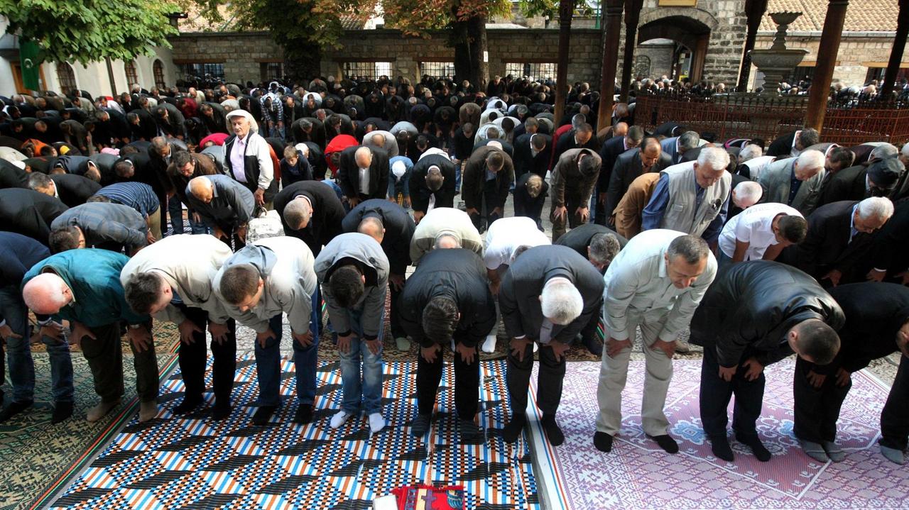 Bosnische Muslime beim Morgengebet am ersten Tag des muslimischen Festes Eid-al-Fitr, welches das Ende des Ramadan markiert. Bosnische Muslime beim Morgengebet am ersten Tag des muslimischen Festes Eid-al-Fitr, welches das Ende des Ramadan markiert.