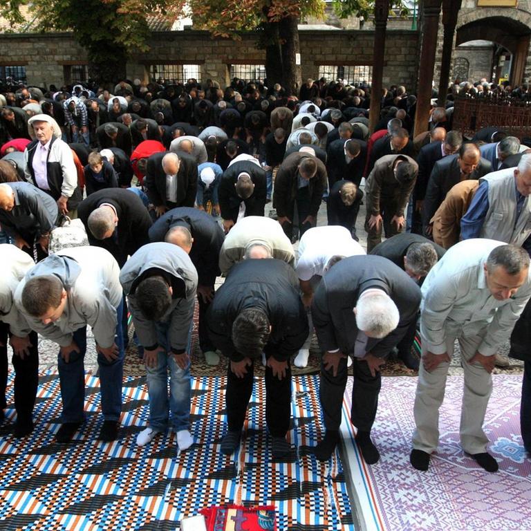 Bosnische Muslime beim Morgengebet am ersten Tag des muslimischen Festes Eid-al-Fitr, welches das Ende des Ramadan markiert.