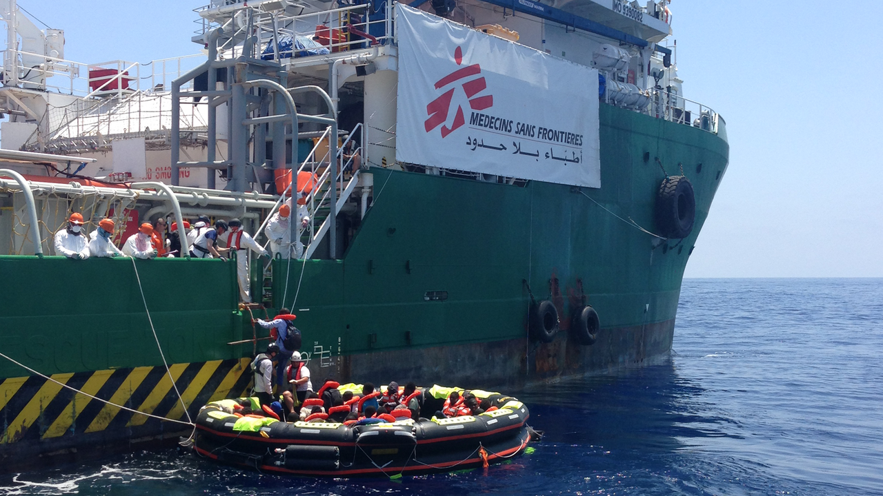 Die Sea Watch bei einem Rettungseinsatz im Mittelmeer Die Sea Watch bei einem Rettungseinsatz im Mittelmeer