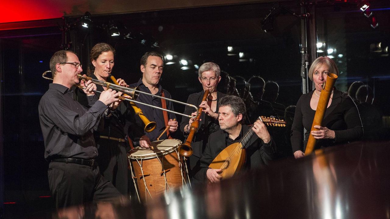 Das Ensemble steht musizierend eng beieinander. Das Ensemble steht musizierend eng beieinander.