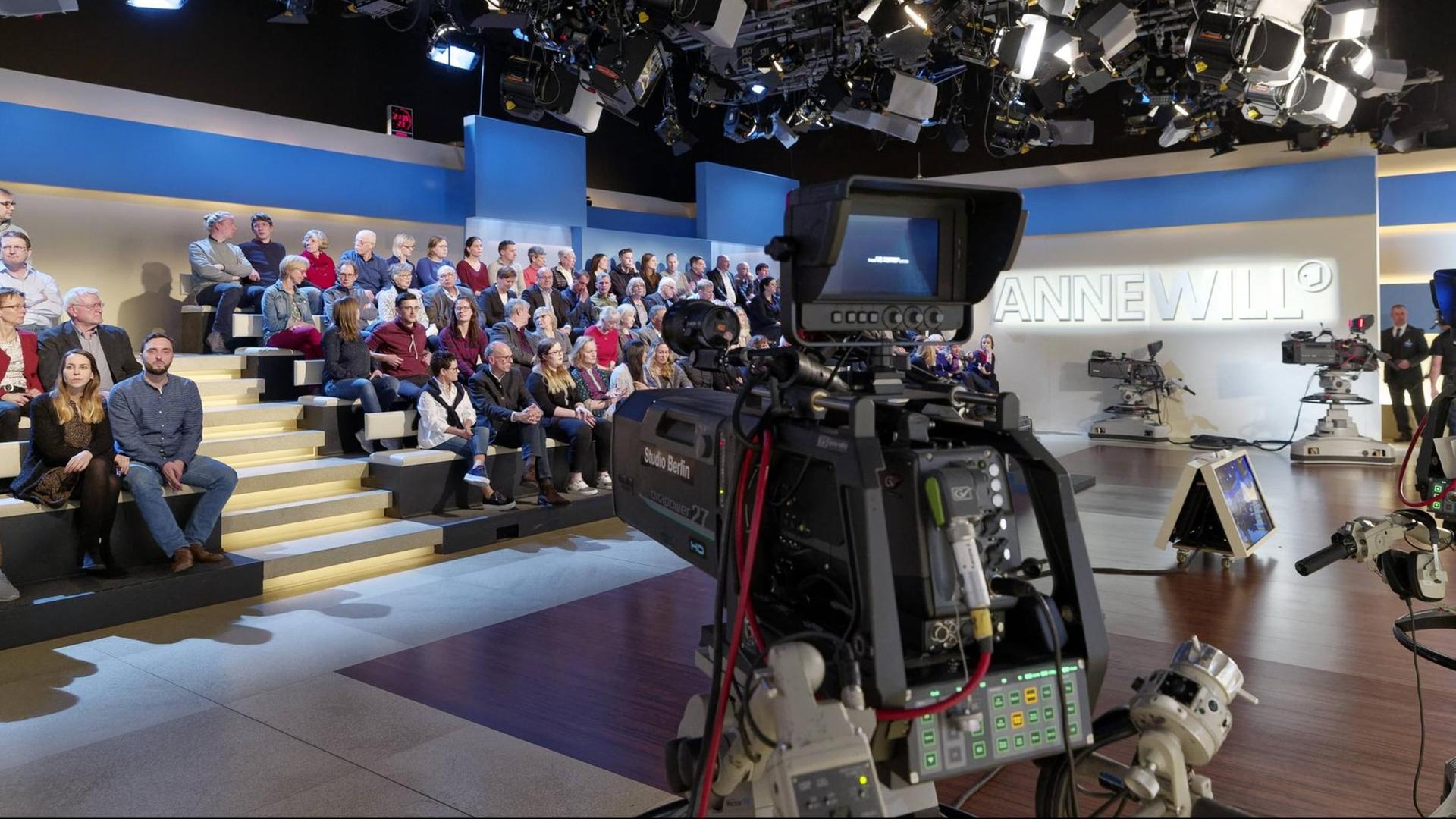 Eine Fernsehkamera, die auf das Studio der Sendung "Anne Will" gerichtet ist. Eine Fernsehkamera, die auf das Studio der Sendung "Anne Will" gerichtet ist.