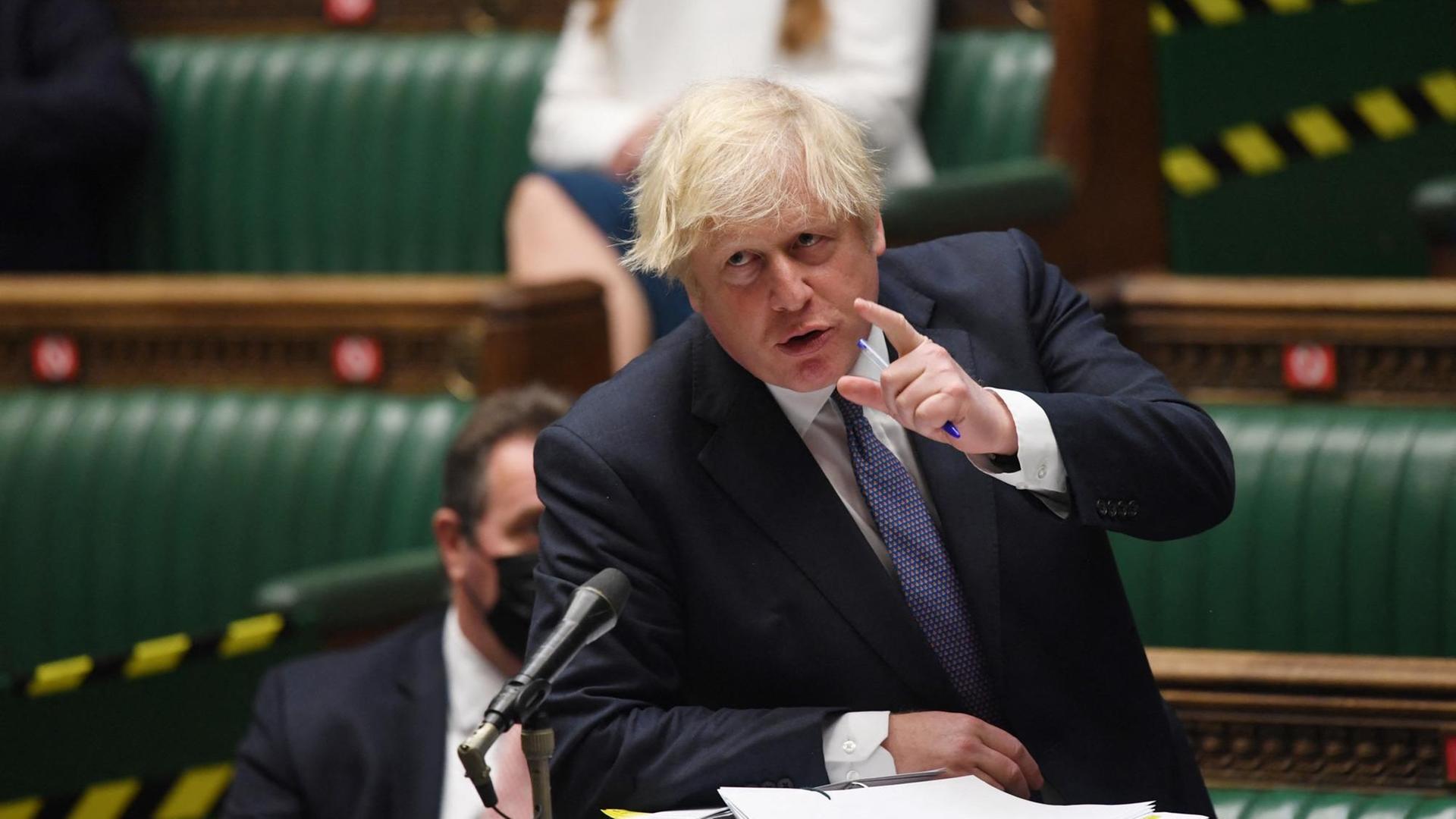 Ein vom britischen Parlament veröffentlichtes Foto zeigt den britischen Premierminister Boris Johnson bei den wöchentlichen Fragen des Premierministers (PMQs) im Unterhaus. Ein vom britischen Parlament veröffentlichtes Foto zeigt den britischen Premierminister Boris Johnson bei den wöchentlichen Fragen des Premierministers (PMQs) im Unterhaus.