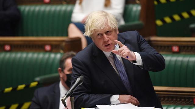 Ein vom britischen Parlament veröffentlichtes Foto zeigt den britischen Premierminister Boris Johnson bei den wöchentlichen Fragen des Premierministers (PMQs) im Unterhaus.