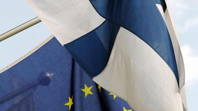 Die europäische und finnische Flagge hängen am Flaggenmast