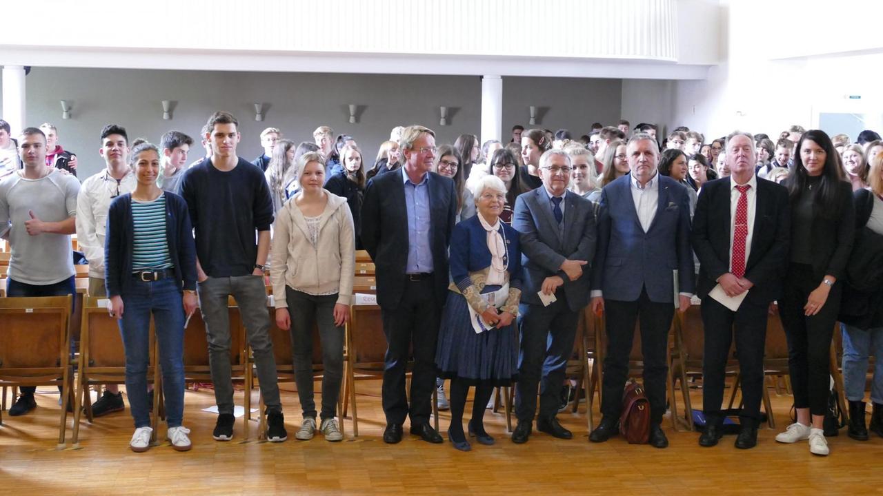 Gruppenbild in der Aula der Wilhelm-Raabe-Schule mit Schülern, Lehrern und der CDU-Europaabgeordnete Renate Heinisch. Gruppenbild in der Aula der Wilhelm-Raabe-Schule mit Schülern, Lehrern und der CDU-Europaabgeordnete Renate Heinisch.
