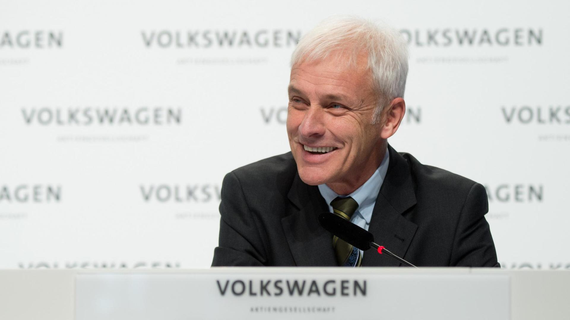 Matthias Müller, Vorstandsvorsitzender der Volkswagen AG, am 10.12.2015 bei einer Pressekonferenz von Volkswagen in Wolfsburg. Matthias Müller, Vorstandsvorsitzender der Volkswagen AG, am 10.12.2015 bei einer Pressekonferenz von Volkswagen in Wolfsburg.