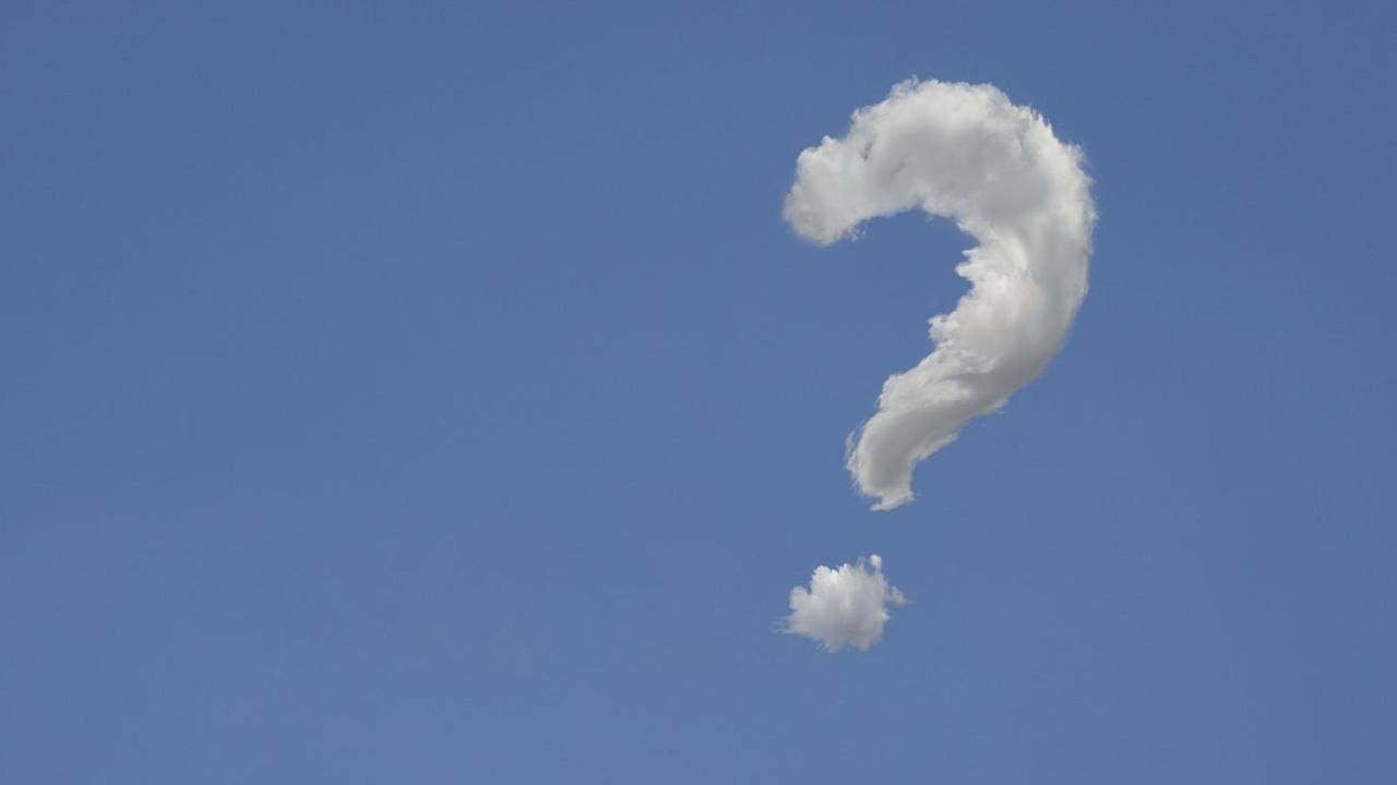 Ein Fragezeichen aus Wolken geformt vor blauem Himmel. Ein Fragezeichen aus Wolken geformt vor blauem Himmel.
