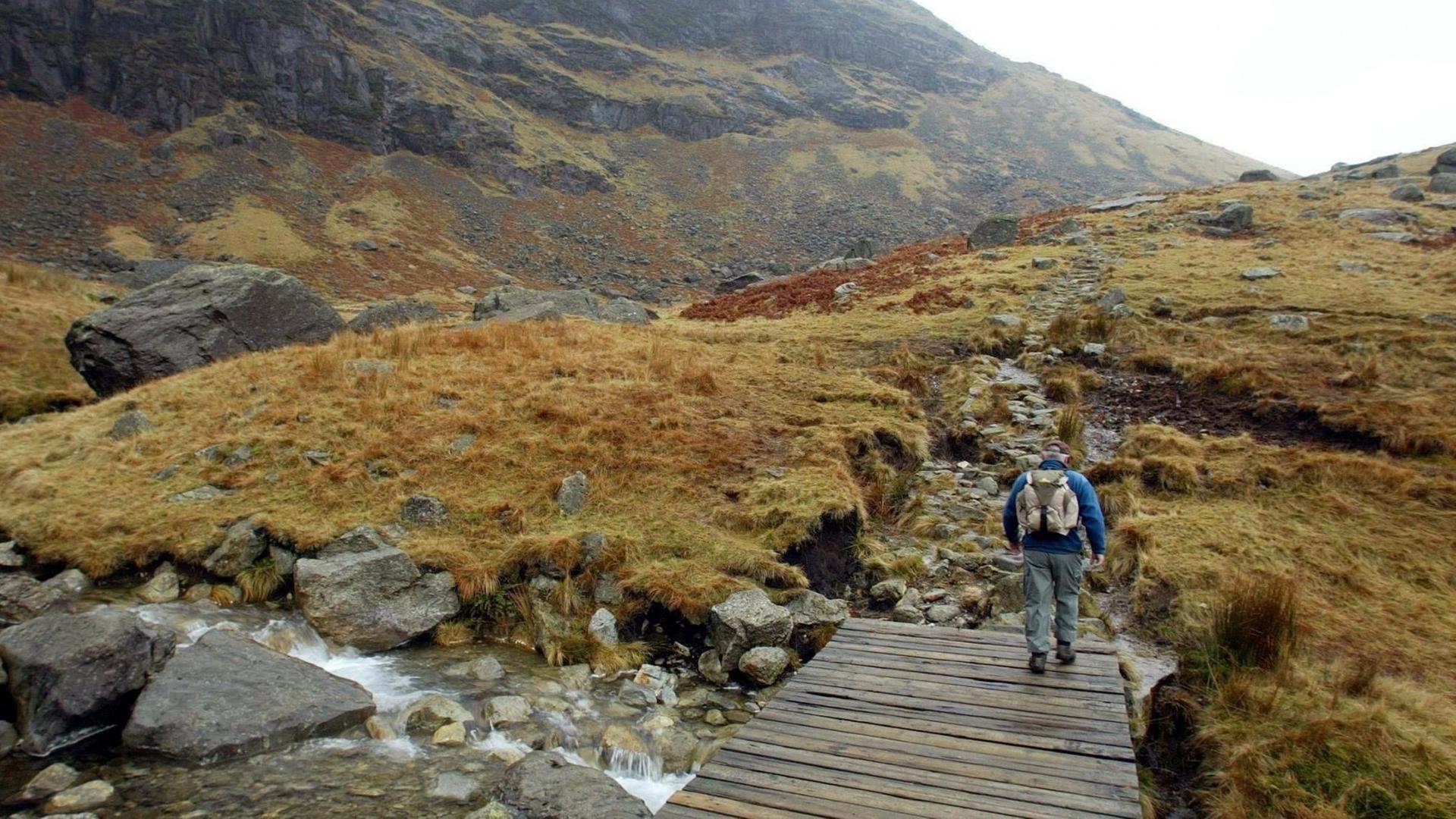 Ein Mann wandert am 7.1.2004 am "Old Man of Coniston" im Lake District in Cumbria, England. Ein Mann wandert am 7.1.2004 am "Old Man of Coniston" im Lake District in Cumbria, England.
